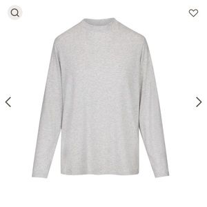 ISO- boyfriend t light heather grey xs. help i’ve been looking for months 🥲